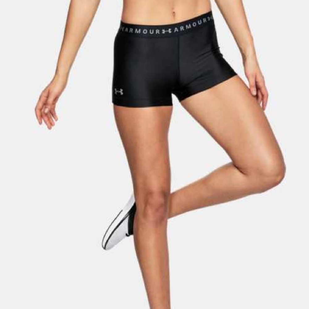 Black under armour shorts ⭐️